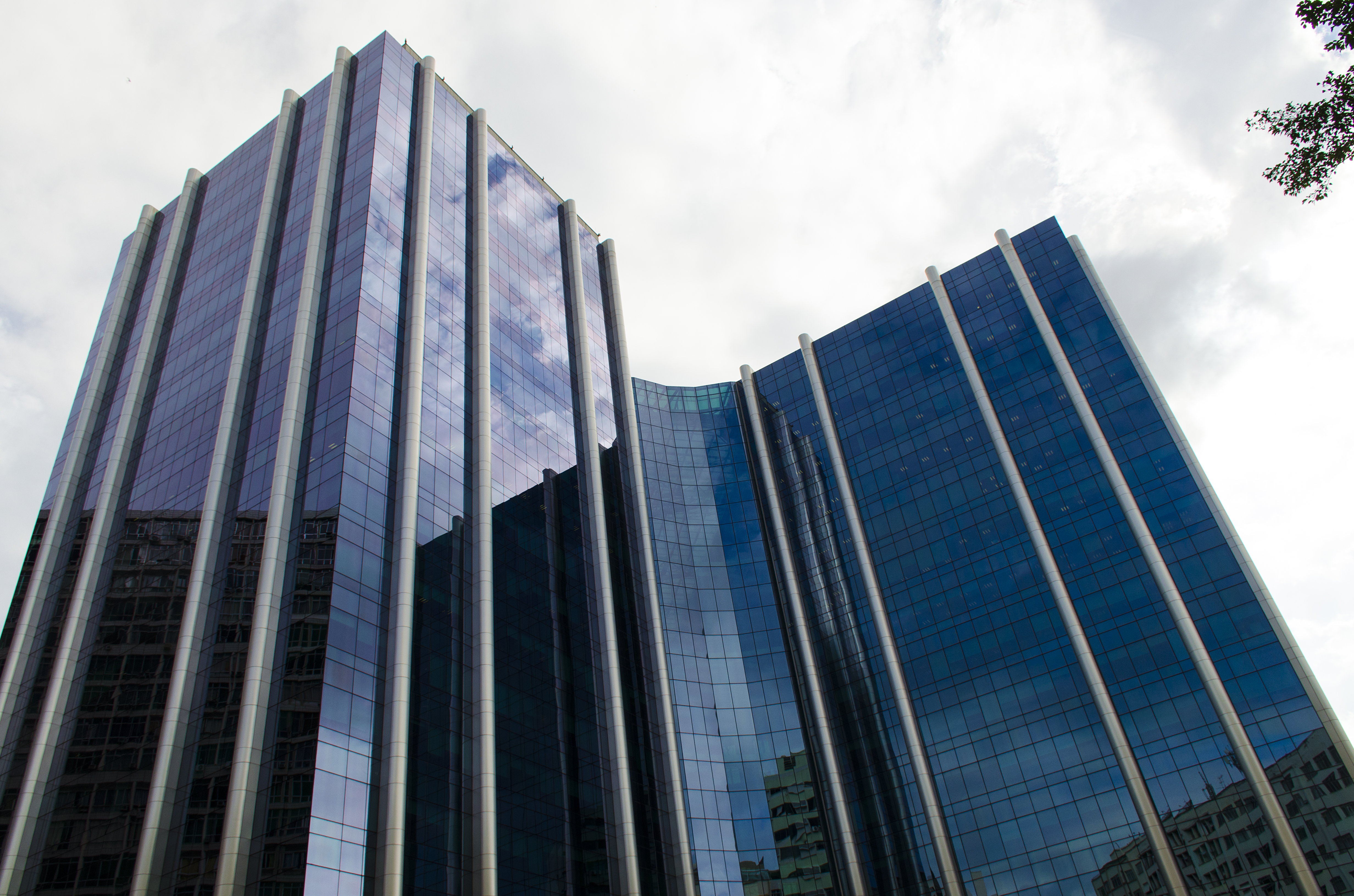Edifício sede da Petrobras espelhado com cor azul